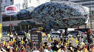 8일 오후 서울 전쟁기념관 앞에서 세월호 참사 9주기 시민대회가 열리고 있다.