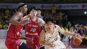 창원 LG 세이커스와 서울 SK 나이츠 4강 플레이오프 1차전에서 힘찬 드리블하는 SK 김선형