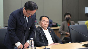 4&middot;3 유족 만나 사과하는 김재원
