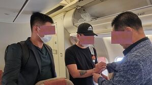 체포되는 마약공급조직 총책 A 씨(가운데) (사진=경찰청 제공, 연합뉴스)