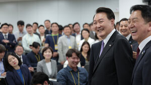 취임 1주년 맞아 기자실 방문한 윤석열 대통령 (사진=대통령실 제공, 연합뉴스)