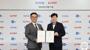 이정환 두산건설 대표이사와 이영미 KLPGT 대표이사 (사진=KLPGT 제공, 연합뉴스)