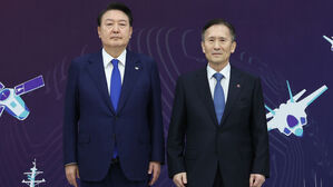 돌아온 김관진&hellip;층층시하 옥상옥 맞는 군 [취재파일]