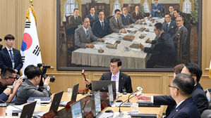 의사봉 두드리는 이창용 한국은행 총재