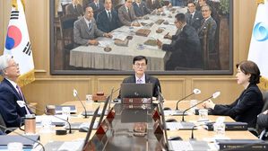 이창용 한국은행 총재, 금융통화위원회 주재