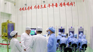 북한 김정은, 딸 주애와 '군사정찰위성 1호기' 시찰 (사진=조선중앙TV 화면, 연합뉴스)