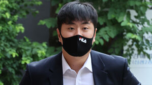 '학폭' 선고공판 출석하는 이영하