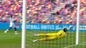 U-20 월드컵 나이지리아전, 전반 28분 엘레투의 슈팅을 막아내는 김준홍