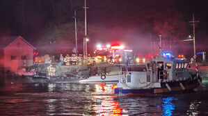 전남 고흥서 9톤 급 선박 화재…선원 1명 2도 화상