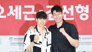 서울 SK 나이츠로 이적한 오세근(오른쪽)과 SK 나이츠 가드 김선형