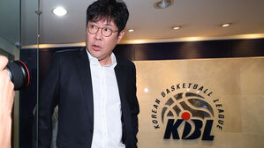 임시총회 도중 나가는 정경호 데이원 단장