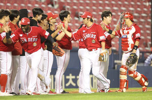 20일 오후 서울 잠실야구장에서 열린 2023 프로야구 SSG 랜더스와 두산 베어스의 경기에서 6-1로 승리한 SSG 선수들이 기뻐하고 있다