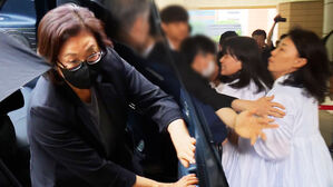 [영상] "이런 사람이 월급 따박따박 받아가"...박희영 용산구청장 재판 출석하며 유족과 충돌