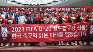 'U-20 월드컵 4강' 김은중호, 축구종합센터에 2,700만 원 기부