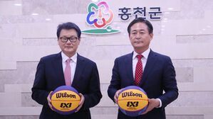 최희암 조직위원장(왼쪽)과 신영재 홍천군수 (사진=한국3대3 농구연맹 제공, 연합뉴스)