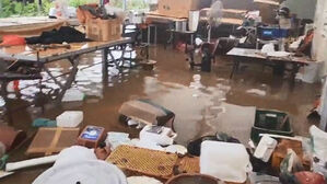 쓰레기 둥둥, 아수라장 됐다&hellip;강력한 수압에 문도 덜컹