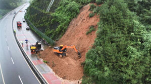 거가대교 진입로에 쏟아진 토사 540톤&hellip;도로 전면 통제