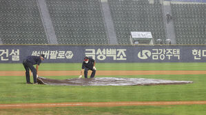 경기 직전 비 쏟아지는 잠실야구장