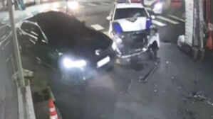 멈춘 듯하다 '끽'&hellip;광란의 후진 차량, 경찰차 반파시켰다