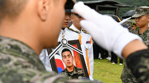 순직 &middot; 전사 해병과 그 부모들&hellip;"초인적 품격의 전범" [취재파일]