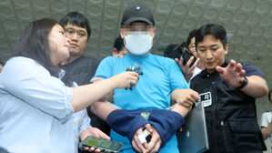 영장심사 위해 경찰서 떠나는 신림 흉기난동범