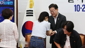 10&middot;29이태원참사 유가족 간담회 참석하는 이재명