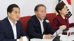 무량판 공법 부실시공 관련 기자간담회에서 발언하는 윤재옥 원내대표