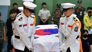 영결식장에 들어오는 영현