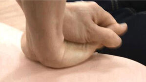 [Pick] "주저할 수 없었다"&hellip;달리는 열차 안 '쿵' 쓰러진 남성 살린 승객