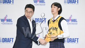 1라운드 1순위로 KB 유니폼을 입은 고현지 (사진=WKBL 제공, 연합뉴스)