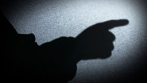 "개탄스럽다" 퍼진 영상…뛰는 아이 말리다 무릎 꿇은 직원 