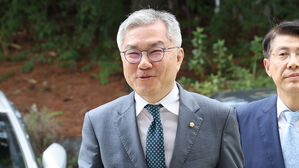 대법원 들어서는 최강욱 의원