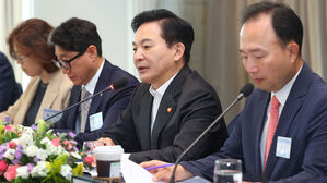한국신문방송편집인협회 주최 국토부 장관 초청 토론회에서 발언하는 모습