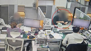 현금 인출하는 인출책(오른쪽) (사진=세종경찰청 제공, 연합뉴스)