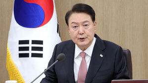 윤석열 대통령이 25일 서울 용산 대통령실 청사에서 국무회의를 주재하고 있다.