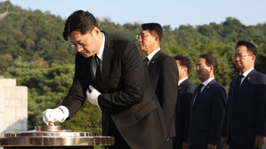 홍익표 원내대표 현충원 참배