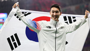 항저우아시안게임 남자 높이뛰기에서 은메달을 딴 뒤 태극기를 펼쳐 든 우상혁 (사진=연합뉴스)