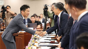 은행장들과 인사 나누는 이복현 금감원장