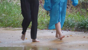 중장년 '맨발 걷기' 열풍…유의해야할 점은?