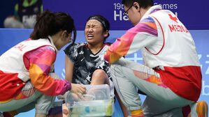 항저우아시안게임 배드민턴 여자 단식 결승에서 중국의 천위페이를 상대하던 중 통증을 호소하고 있는 한국 안세영 (사진=연합뉴스)