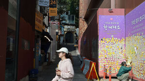 이태원 참사 1주기를 2주 앞둔 15일 서울 용산 이태원의 참사 골목에 설치된 '10.29 이태원 참사 기억의 길'