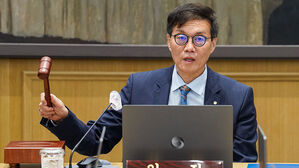 이창용 한국은행 총재가 19일 서울 중구 한국은행에서 열린 금융통화위원회 본회의에서 의사봉을 두드리고 있다