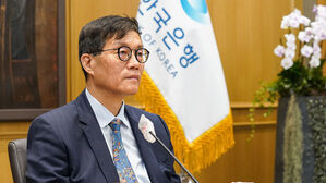 금융통화위원회 본회의 주재하는 이창용 한국은행 총재
