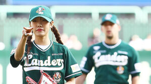 시구하는 '에이핑크' 남주 (사진=SSG 랜더스 제공, 연합뉴스)