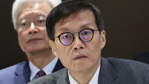답변하는 이창용 한국은행 총재