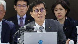 답변하는 이창용 한국은행 총재