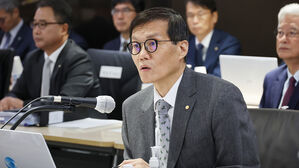 질의에 답하는 이창용 총재