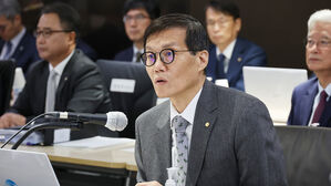 질의에 답하는 이창용 총재