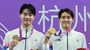 황선우(왼쪽)와 김우민