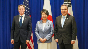 박진 외교부 장관(오른쪽)과 토니 블링컨 미국 국무장관(왼쪽), 가미카와 요코 일본 외무상이 지난달 22일 뉴욕에서 약식 회의를 갖기 전 기념촬영을 하고 있다. (사진=외교부 제공, 연합뉴스)